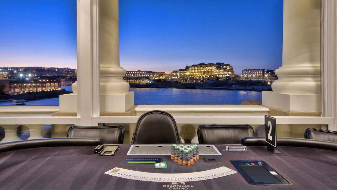 Dragonara Casino: Poker room with a sea view